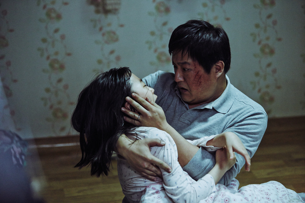 스틸: 이십세기폭스코리아 (한국영상자료원 KMDb) · 상처 입은 종구가 잠옷 차림의 소녀를 붙잡은 장면